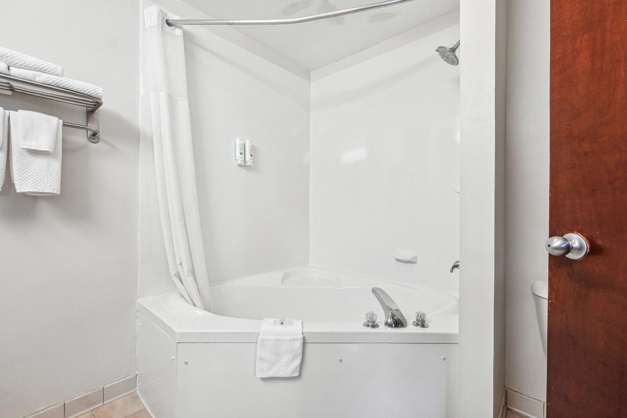 Quality Inn & Suites Доусонвилл Экстерьер фото