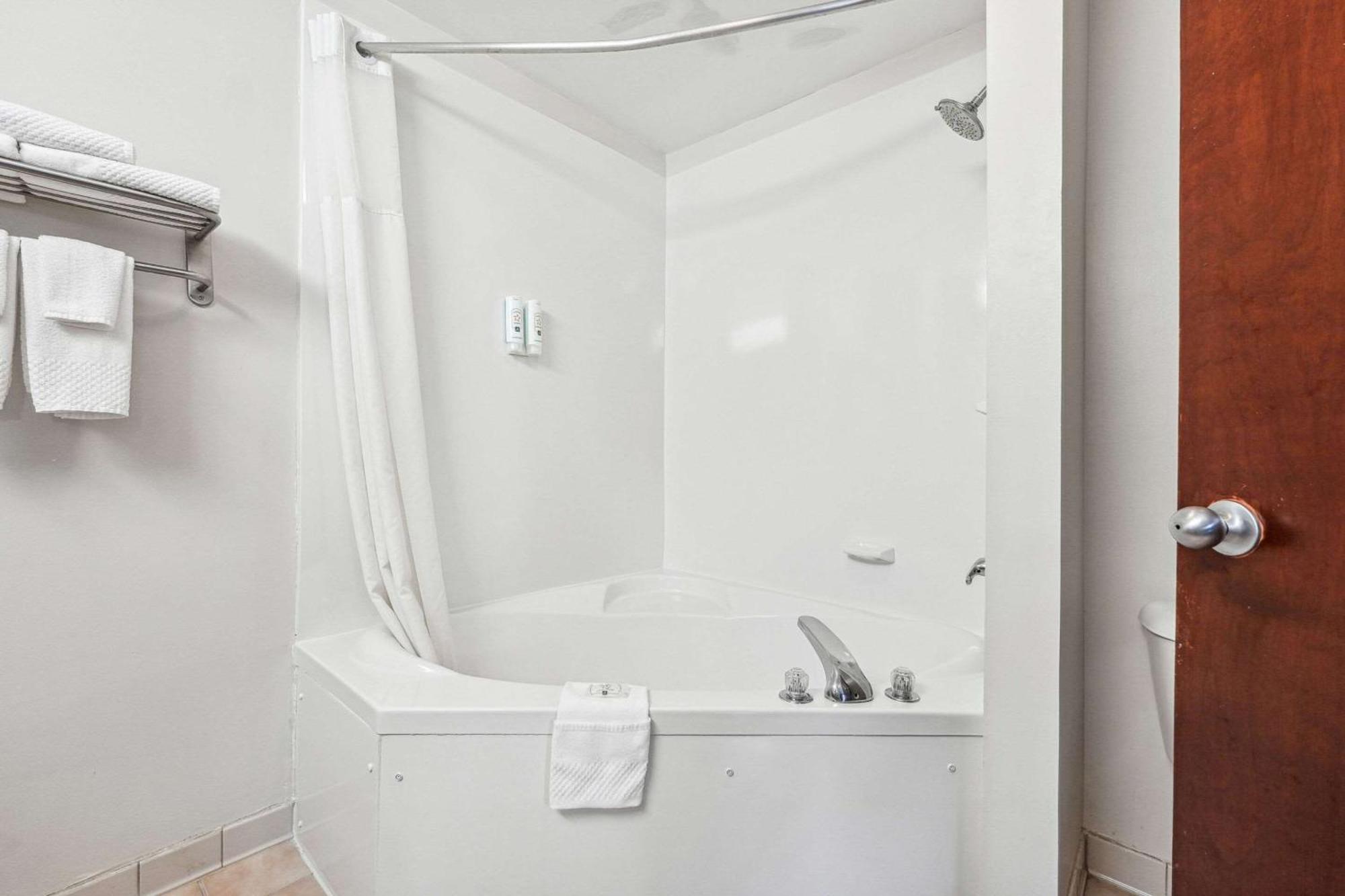 Quality Inn & Suites Доусонвилл Экстерьер фото