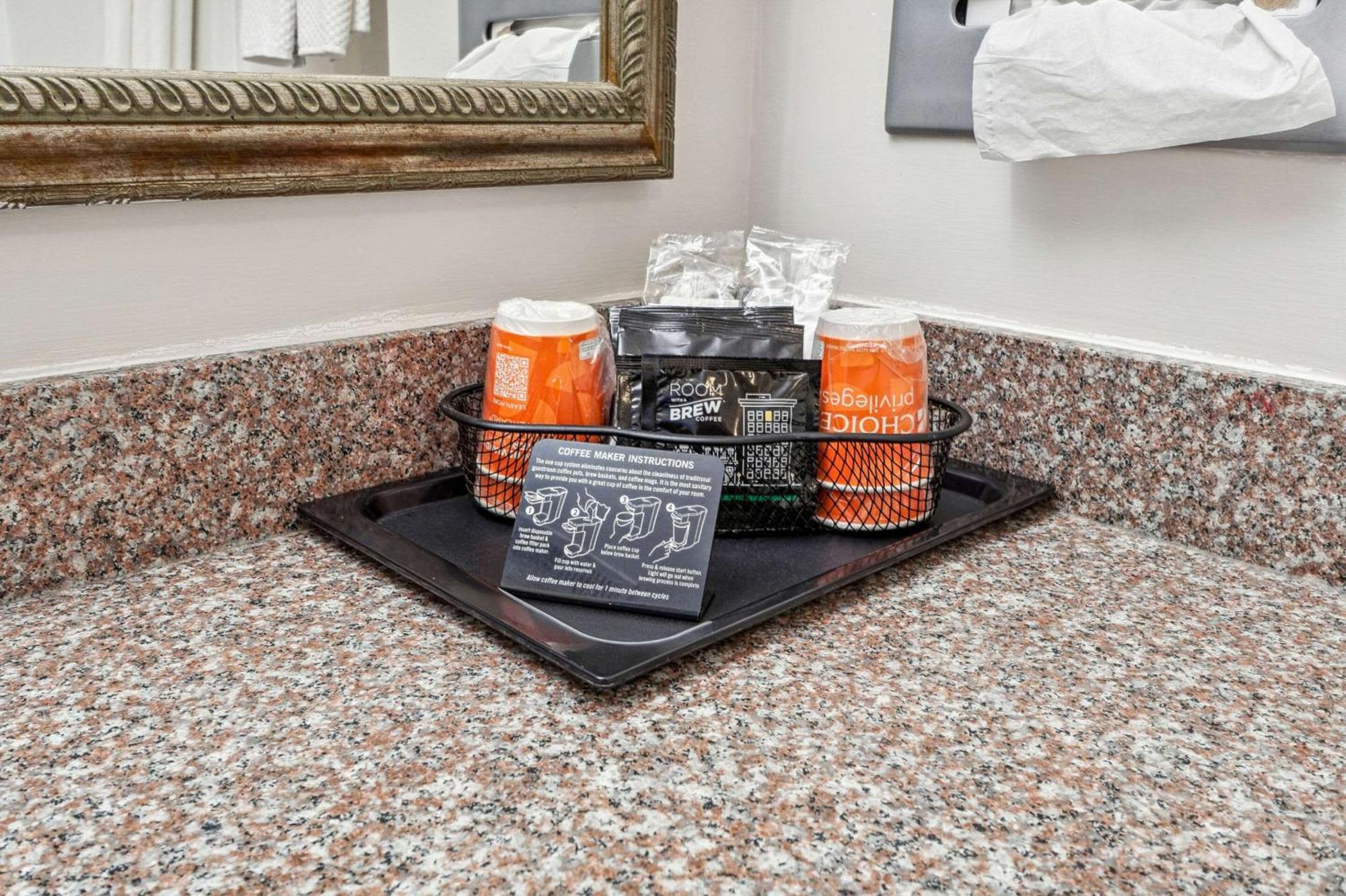 Quality Inn & Suites Доусонвилл Экстерьер фото