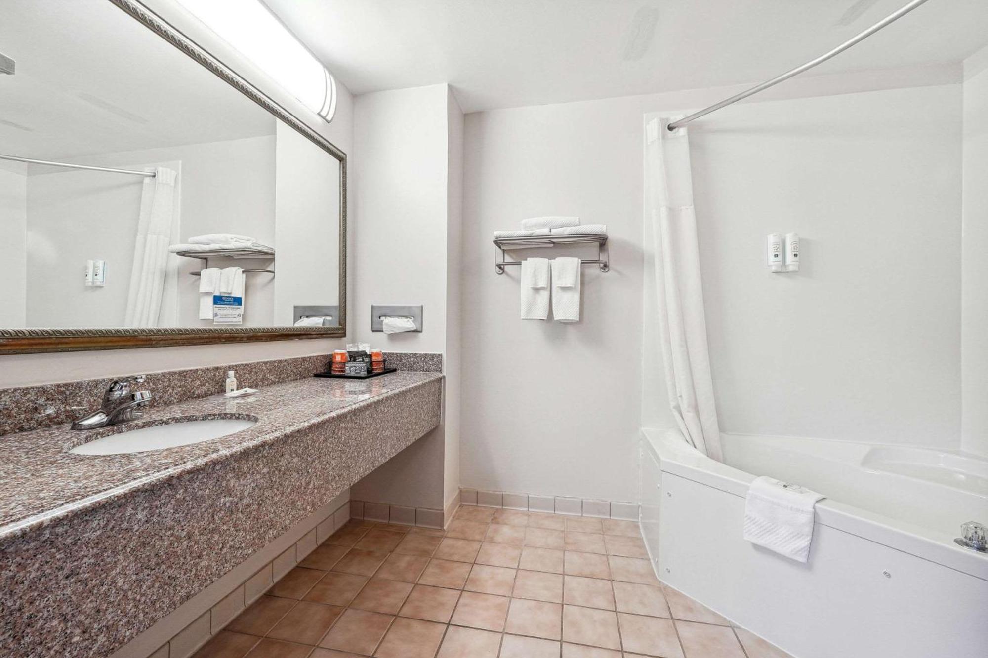 Quality Inn & Suites Доусонвилл Экстерьер фото