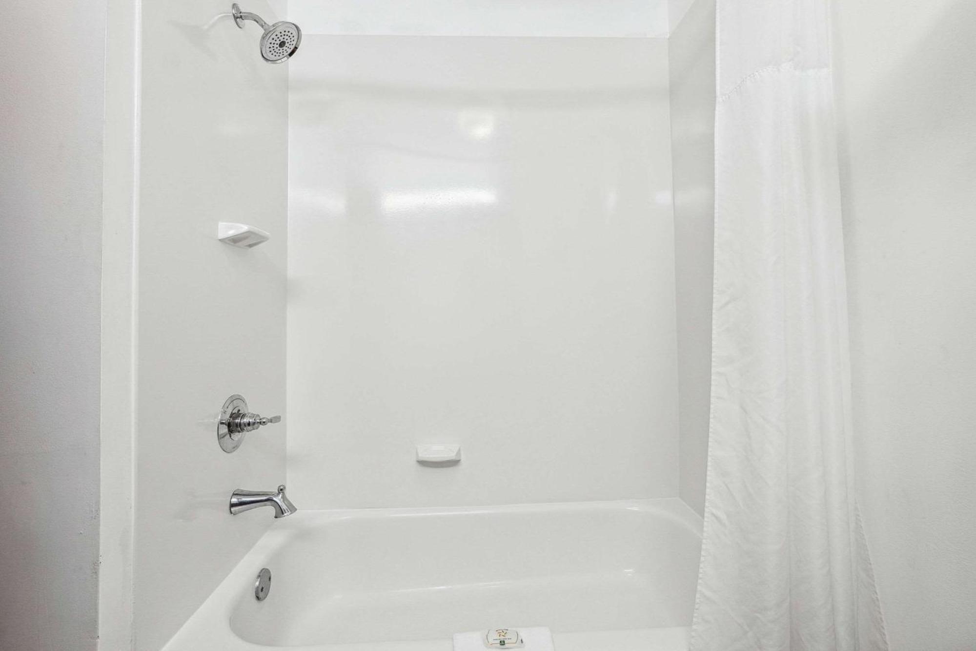 Quality Inn & Suites Доусонвилл Экстерьер фото