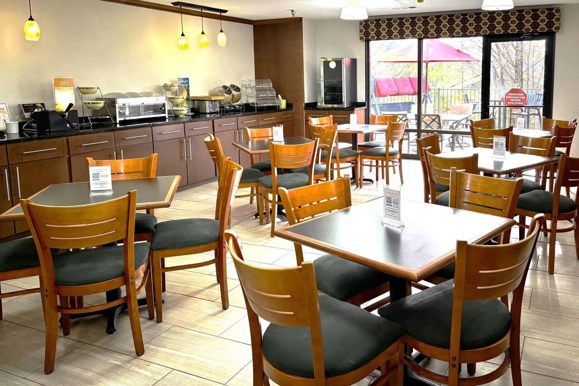 Quality Inn & Suites Доусонвилл Экстерьер фото